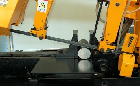 青原数控带锯床自动送料精度会出现偏差吗？